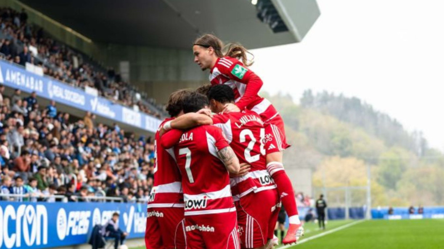 Los jugadores del Granada celebrando un gol contra la Real Sociedad B