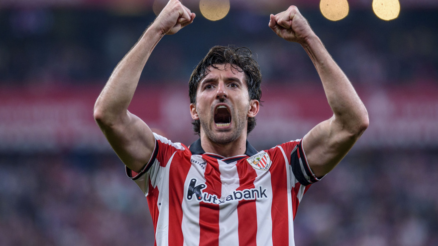 El defensa del Athletic Club de Bilbao Dani Vivian (c) celebra su gol contra el Betis, durante el partido de la jornada 29 de LaLiga entrel el Athletic Club y el Real Betis, este domingo en el estadio de San Mamés en Bilbao.