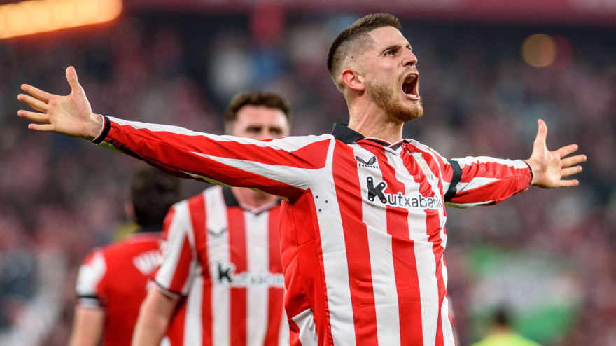 -El centrocampista del Athletic Club de Bilbao Oihan Sancet celebra su gol contra el Betis, durante el partido de la jornada 29 de LaLiga entrel el Athletic Club y el Real Betis, este domingo en el estadio de San Mamés en Bilbao.