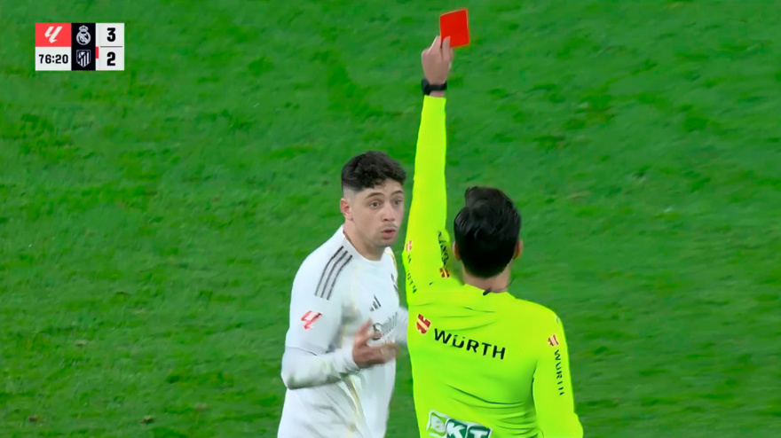 Munuera Montero muestra la tarjeta roja a Fede Valverde