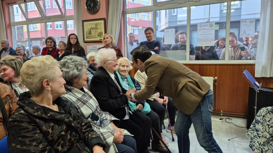 El alcalde de Ferrol felicita a Maruja durante el homenaje