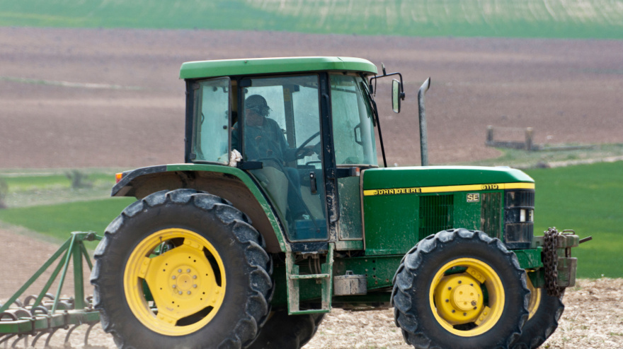 Un agricultor en un tractor en Zaragoza