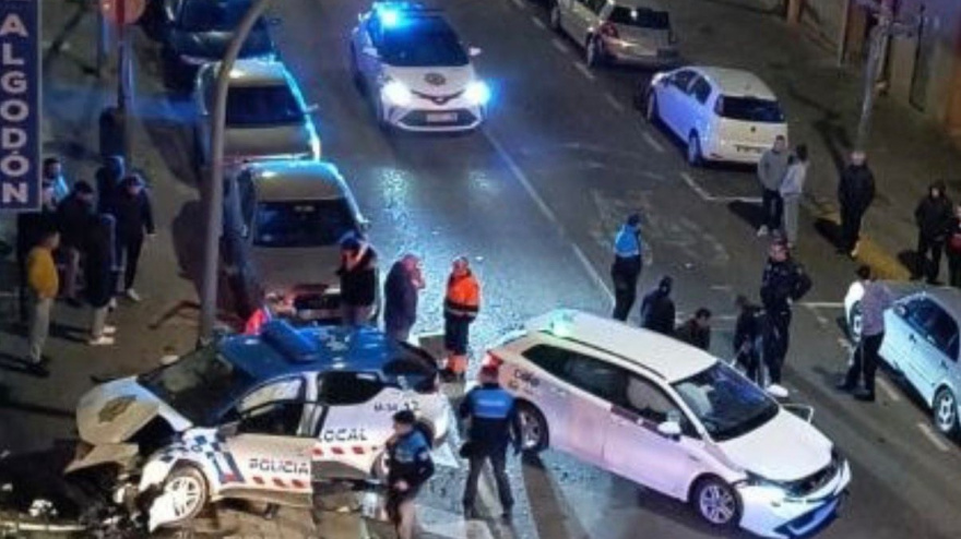Dos policías y un taxista heridos tras un violento choque de madrugada en Palencia