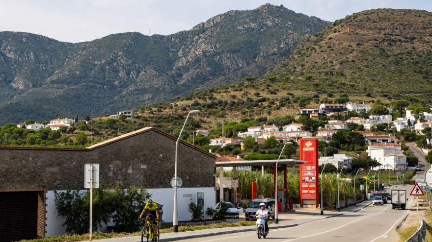 Carretera y gasolinera en el centro de Puerto de la Selva, Cataluña, España.