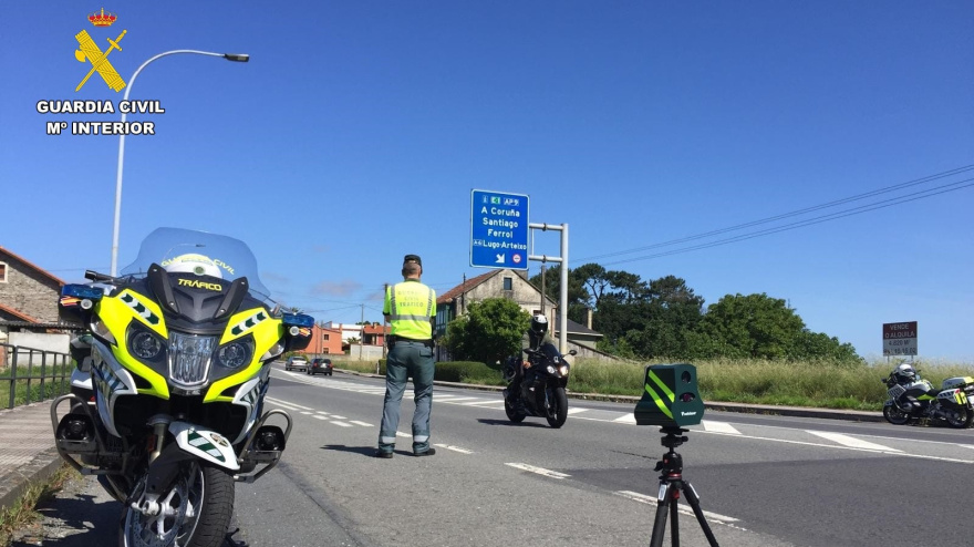 Foto de archivo de un agente controlando el tráfico en la provincia de A Coruña