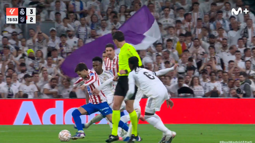 Momento de la entrada de Valverde a Baena en el Real Madrid-Atlético