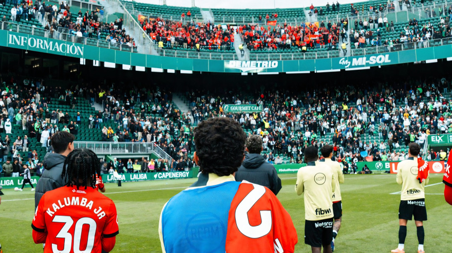 Los jugadores agradecen el apoyo a los mallorquinistas