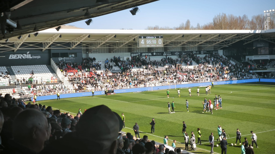 Los jugadores del Córdoba se acercan tímidamente a sus aficionados presentes en Burgos