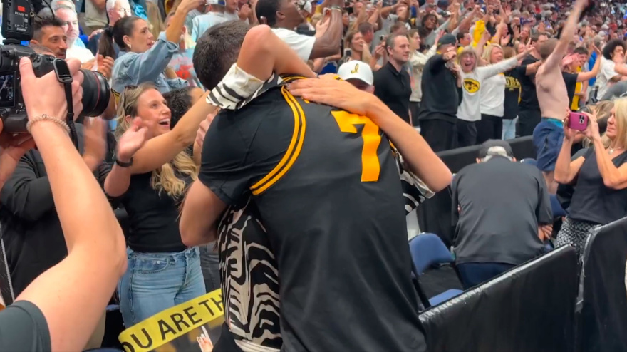 Álvaro Folgueiras celebra su triple decisivo con su madre