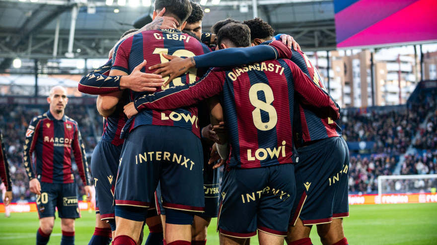 La plantilla del Levante celebra el triunfo ante el Real Oviedo