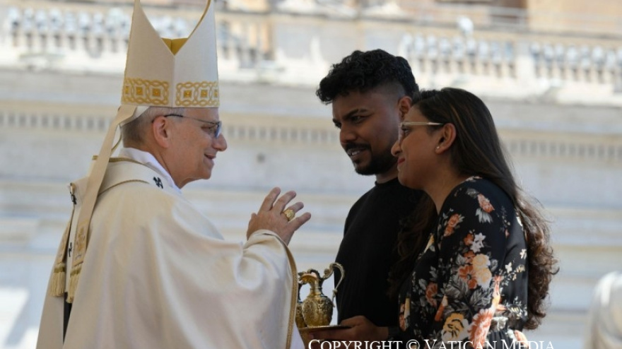 El Papa León XIV con una joven pareja