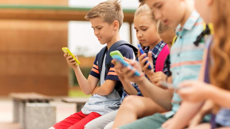 Niños usando el móvil