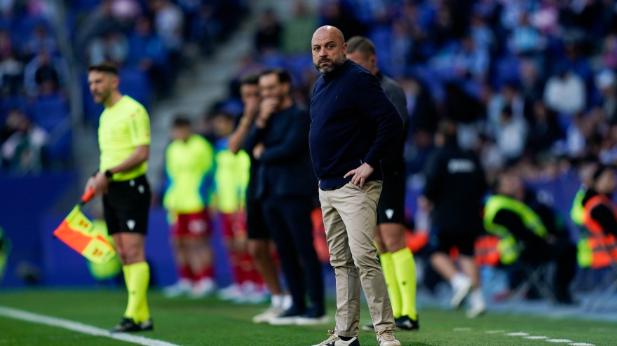 Manolo González, con gesto serio, durante el partido del Espanyol ante el Getafe del pasado sábado.