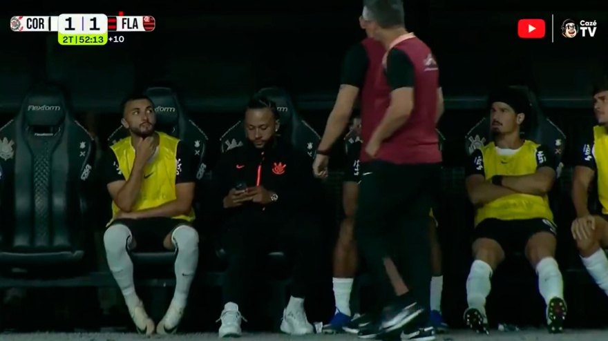 Memphis Depay explica su surrealista imagen en el banquillo con un móvil durante el partido de su equipo