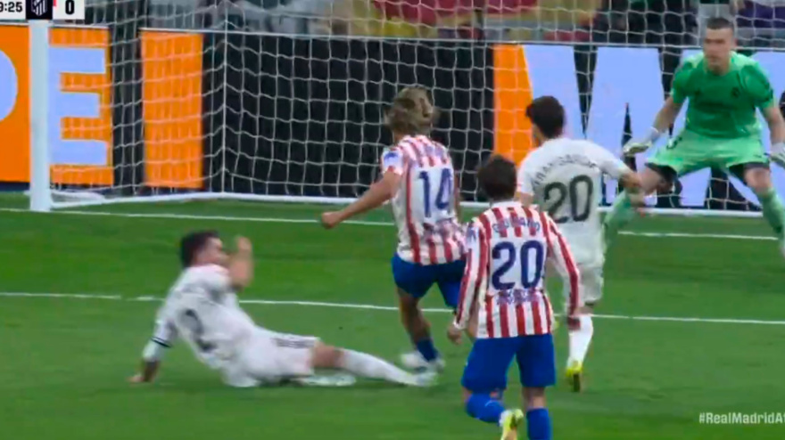 Jugada polémica entre Carvajal y Llorente, en el Real Madrid-Atlético