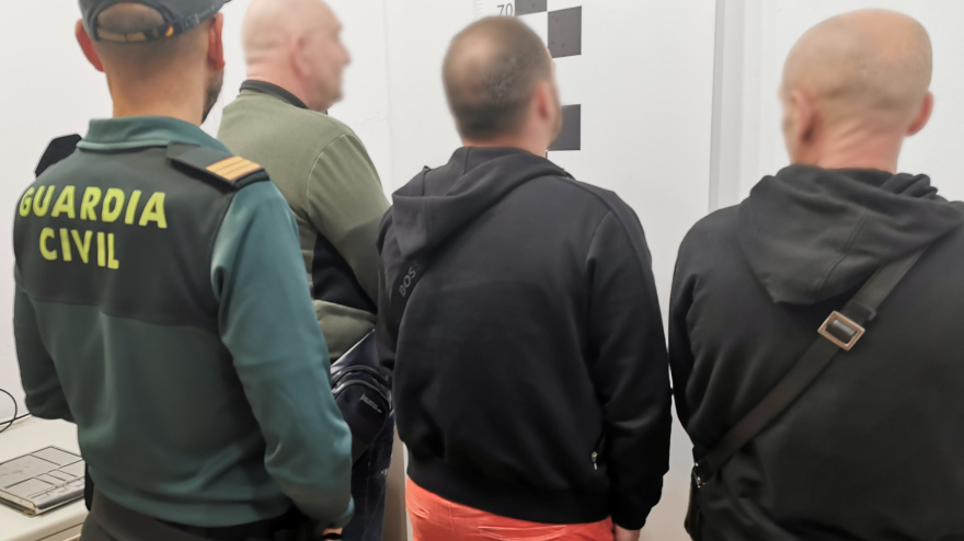 La Guardia Civil detiene en Calpe a tres integrantes de un grupo criminal especializado en hurtos a personas mayores