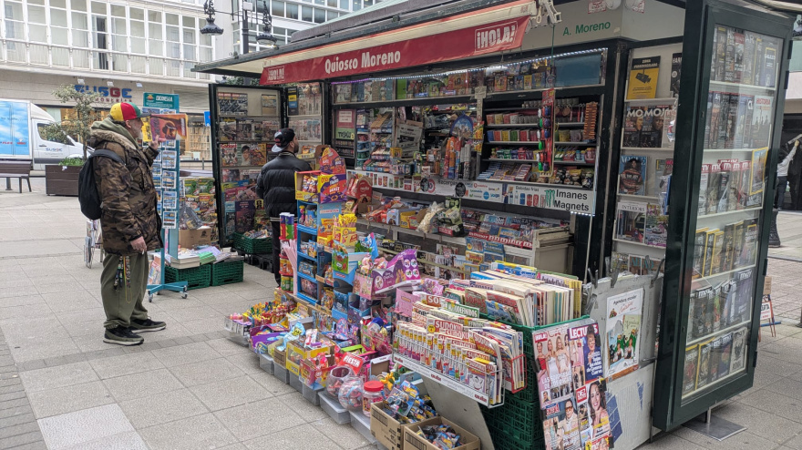 Cada día pasan por el Quiosco Moreno personas que buscan periódicos, revistas, cromos u otros coleccionables