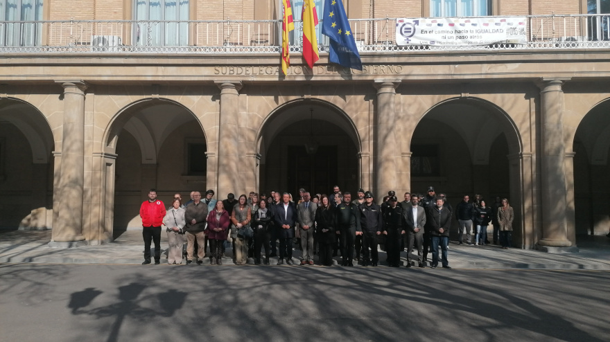 Minuto de Silencio a las puertas de la Subdelegación de Gobierno en Huesca