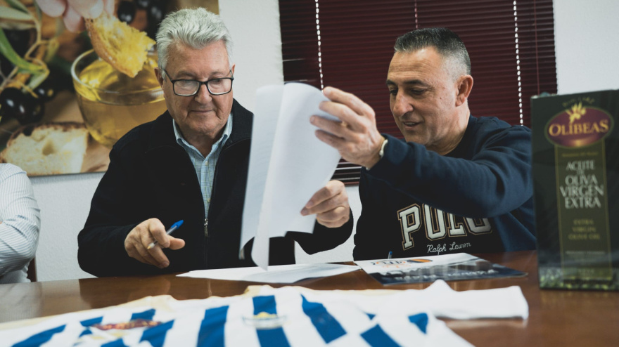 Olibeas y el CD Huelva Fútbol Playa sellan un acuerdo de patrocinio para impulsar el aceite de oliva virgen extra a nivel nacional