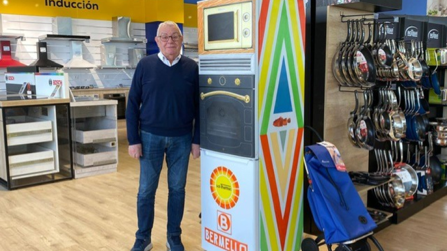 El artista Leando Sánchez muestra su trabajo en la tienda del empresario Jorge Bermello