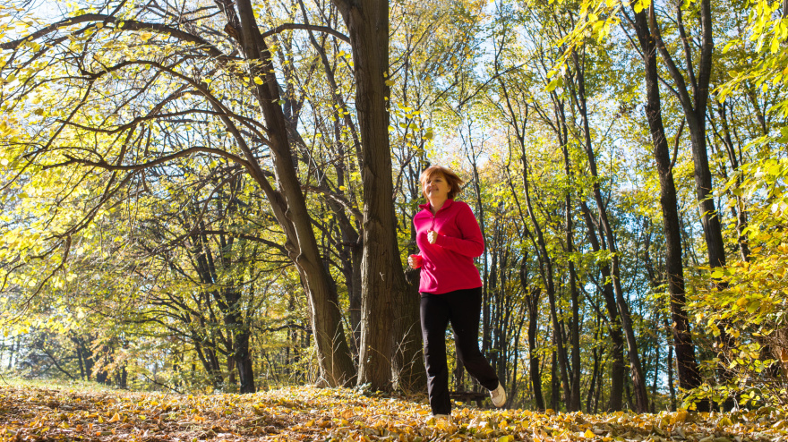 Mujer corriendo por un parque