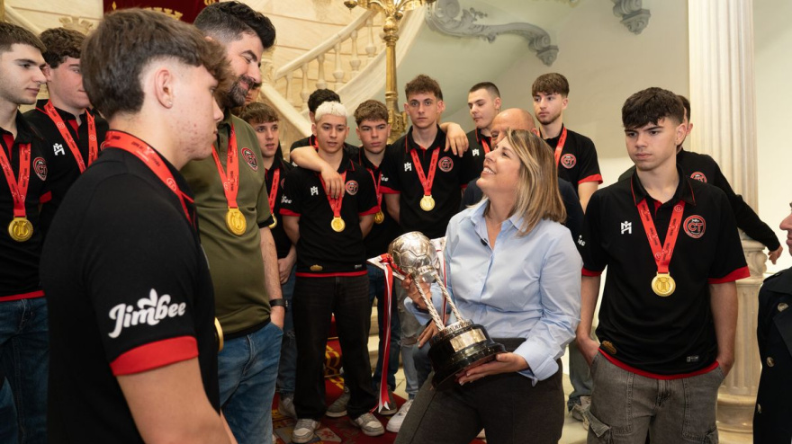 La alcaldesa con la Copa de España juvenil