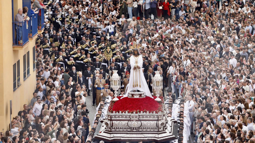 Las imágenes de Nuestro Padre Jesús Cautivo y María Santísima de la Trinidad Coronada recorren las calles de la capital malagueña durante su estación de penitencia, a 14 de abril de 2025, en Málaga