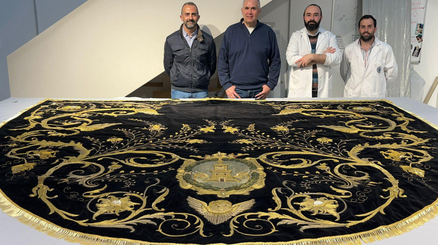El manto de la Virgen de Dolores ha sido restaurado por la empresa sevillana CYRTA