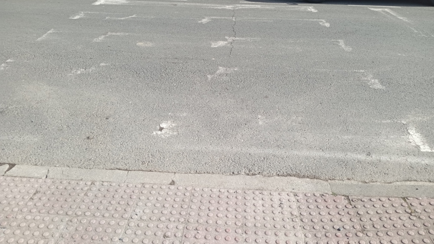 Estado de algunos pasos de peatones en Narón