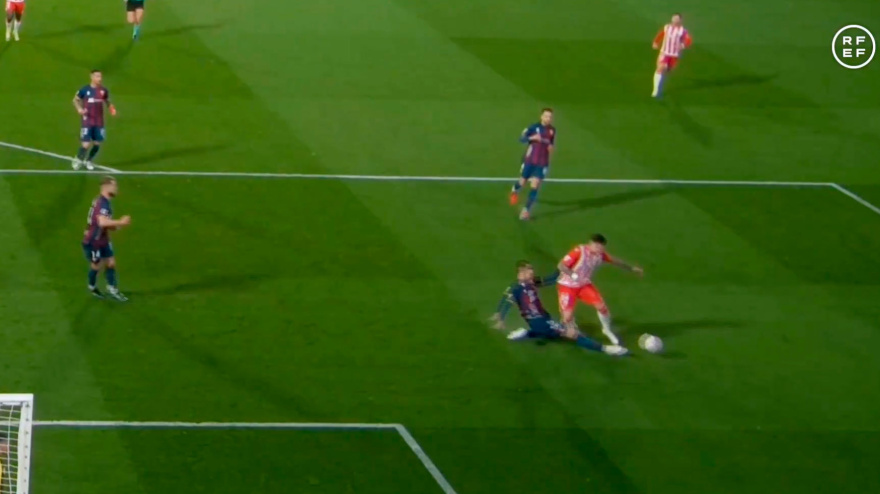 Jugada polémica en el Huesca-Almería