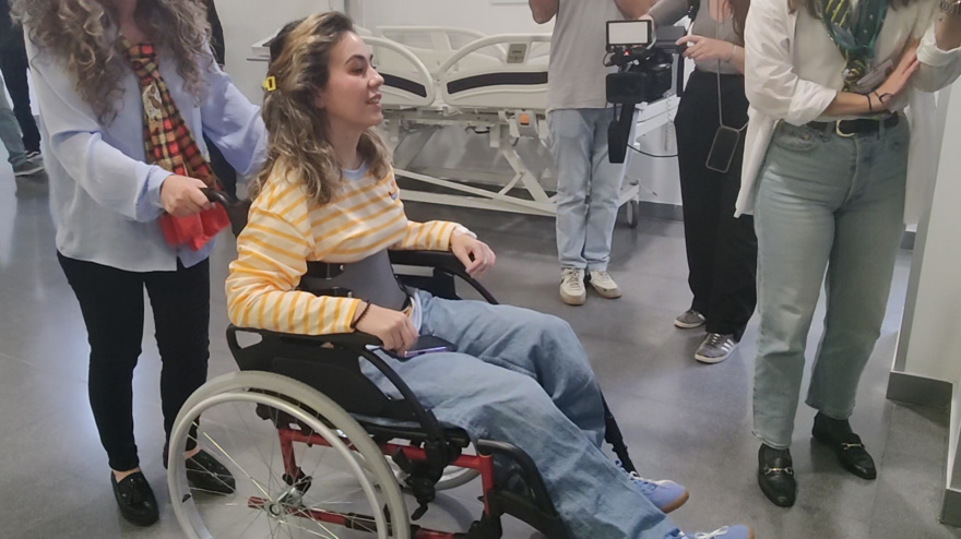 Amalia se mueve en una silla de ruedas tras recibir el alta hospitalaria (Fotografía/Manuel de Burgos).