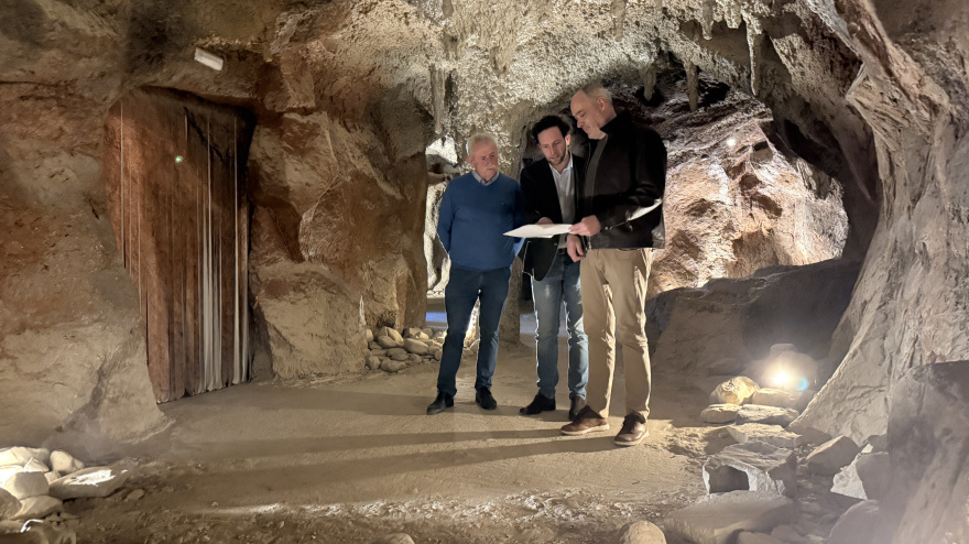 Álvaro Bescós, Isaac Claver y Luis Terrén en la visita a la cueva de las Güixas