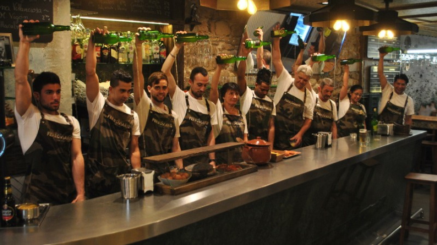 Personal de sidrería El Ferroviario escanciando sidra