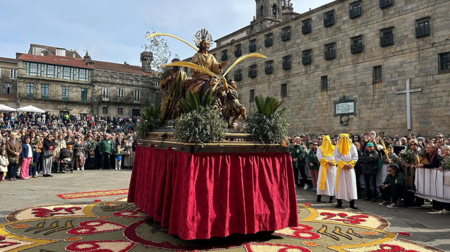 Borriquita de Santiago de Composte pasando sobre una alfombra