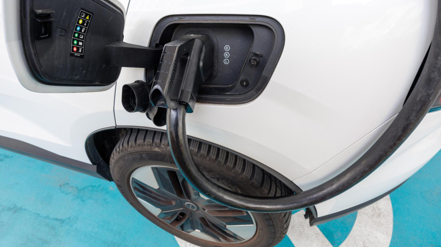 Un vehículo eléctrico se carga en un Shell Mobility Hub.