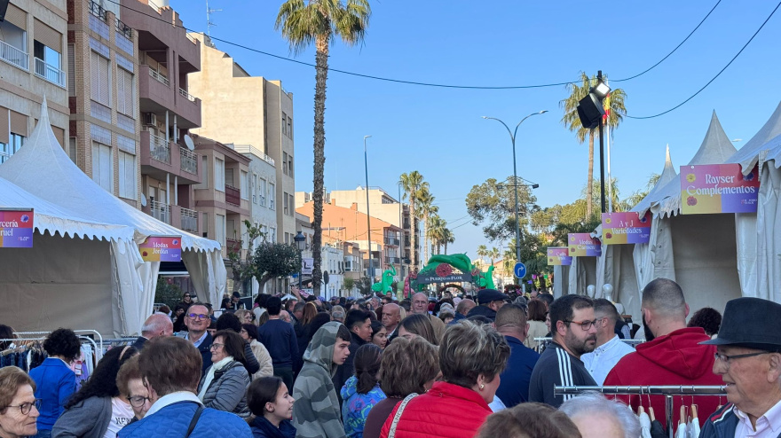 Gente visitando las casetas de la feria El Puerto en Flor en su cuarta edición