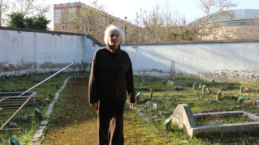 Isabel Romero en el cementerio musulmán de la Salud en Córdoba