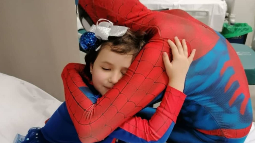 Santiago Jiménez Treviño, pediatra, se disfraza de Superman para sus pacientes