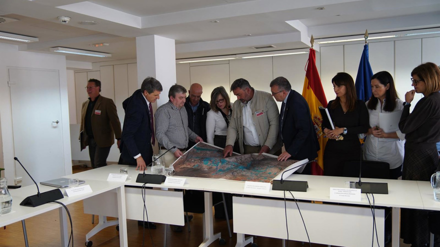 Reunión entre los ministerios de Agricultura, Pesca y Alimentación y Transición Ecológica, los representantes de la comunidad de regantes y el delegado del Gobierno, Pedro Fernández, y el subdelegado Granada, José Antonio Montilla