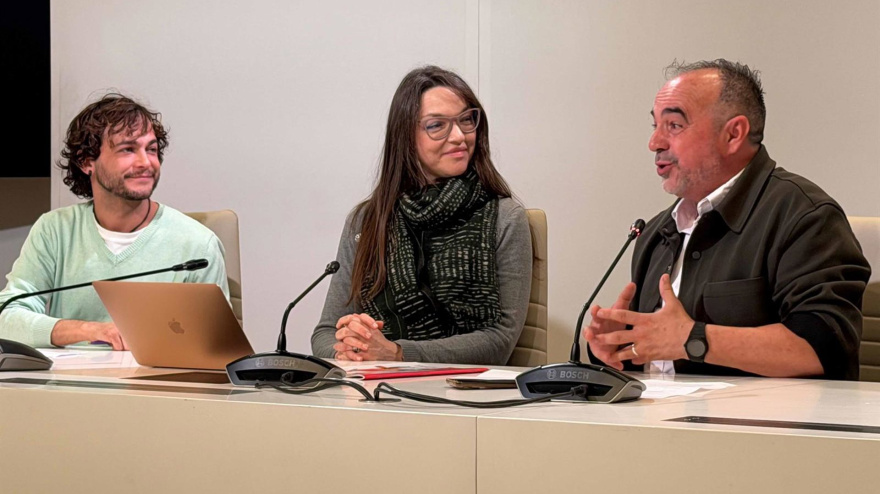 Mar Venegas, vicerrectora de Igualdad, Inclusión y Compromiso Social de la UGR; José Luis Cabezas Casado, director de Acción Solidaria e Intergeneracional; e Ismael Román Moreno, voluntario con experiencia previa