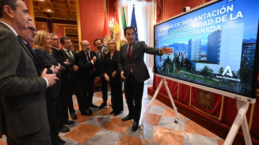 El consejero de Justicia,  José Antonio Nieto, junto a la alcaldesa, Marifrán Carazo, ha presentado el estudio de implantación de las instalaciones Nexus --un zócalo y dos torres-- que completarán la Ciudad de la Justicia junto al Cubo