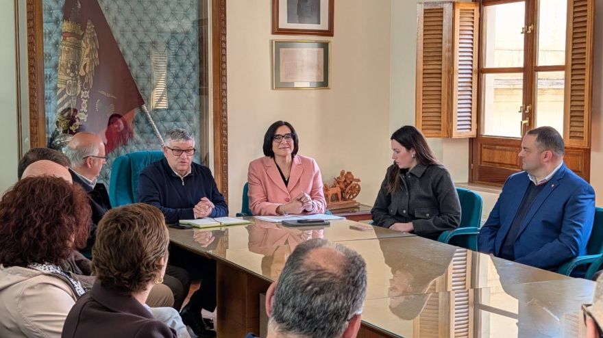 La delegada de Desarrollo Educativo y Formación Profesional de la Junta en Granada, María José Martín Gómez, ha visitado el Ayuntamiento de Guadix, donde ha mantenido un encuentro con directores y directoras de centros educativos