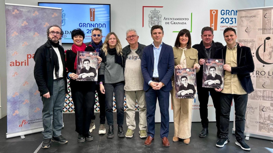 Presentación del Festival Internacional de Cantautores y Cantautoras 'Abril para Vivir' que se celebra en la ciudad de Granada. Han asistido el concejal de Cultura, Jorge Saavedra, y la diputada provincial de Cultura, Pilar Caracuel, entre otros