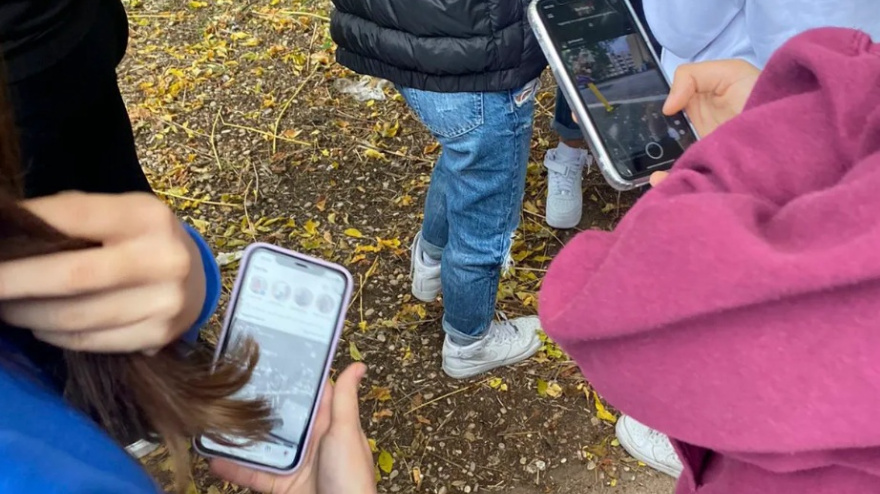 Según los datos oficiales proporcionados por el Ministerio del Interior, en 2023 se registraron en España 4.896 denuncias por delitos cibernéticos contra niños y adolescentes.