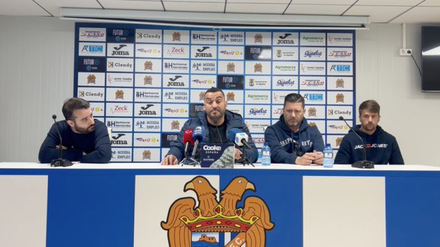 Adrián Hernández comparece en rueda de prensa
