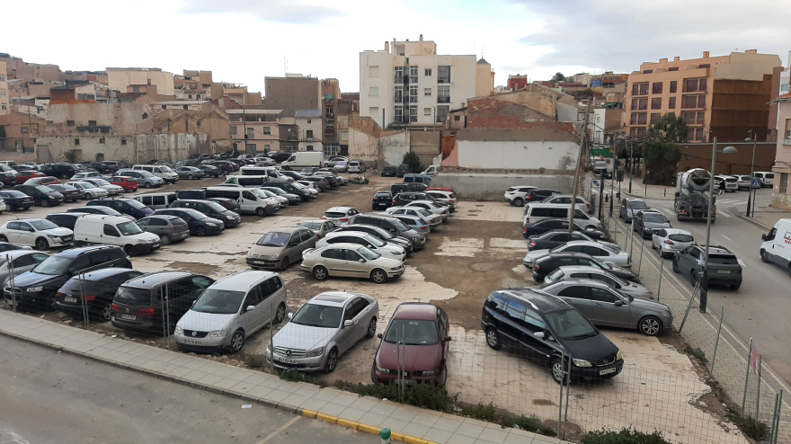 uno de los solares habilitados como aparcamiento disuasorio para estacionar en Semana Santa