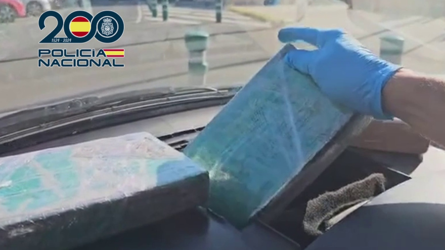 El narcotraficante llevaba la droga oculta en un compartimento en el salpicadero.