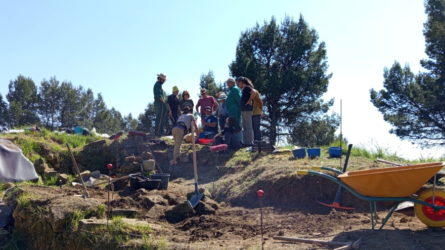 Explicación del arqueólogo, Antonio Alagón, a los voluntarios