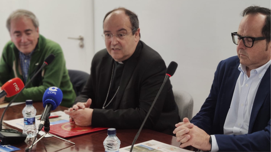 El obispo de Coria Cáceres, Jesús Pulido Arriero, y el secretario general de la Cámara de Comercio, Raúl Iglesias Durán, explicando el encuentro
