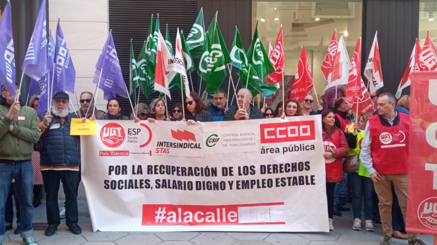 Nueva concentración para protestar por la situación de los trabajadores de la Conselleria de Servicios Sociales